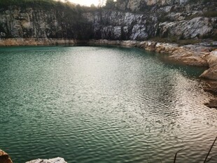 山间碧绿湖泊美景