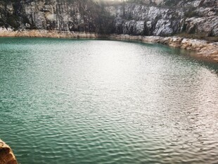 宁静碧绿湖泊自然美景