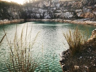 山间碧湖 自然静谧之景