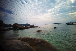 海边美景 澄澈海水与云朵