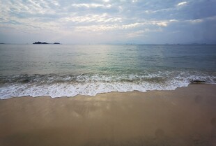 海边沙滩海浪与天际美景