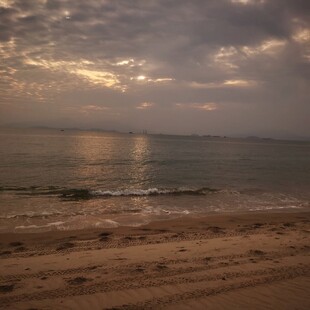 黄昏下的静谧海滨风光