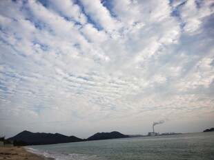 海边天空与远山美景