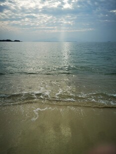 海边美景 阳光洒落沙滩