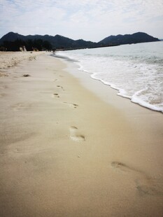 沙滩上的足迹与海浪美景