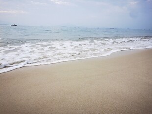 宁静海滩 海浪轻拍沙滩