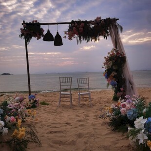 沙滩浪漫婚礼装饰场景