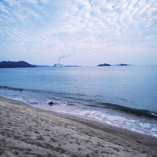 海边沙滩与远处朦胧海景