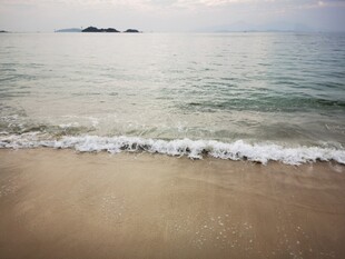 宁静海滩 海浪轻拍沙滩