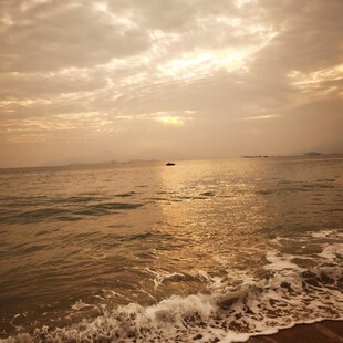 海边日落时分的美丽景象