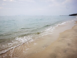 宁静海滩 海浪轻拍沙滩