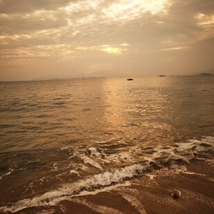 海边日落时分的美丽景象