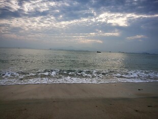 海边美景 海浪轻拍沙滩