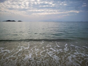 海边美景 海浪轻拍沙滩