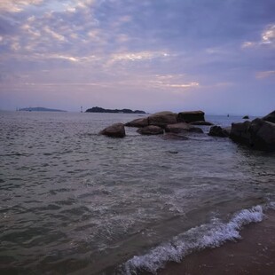 海边暮色下的宁静海岸线