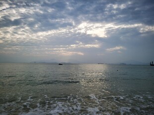 海边日落时分的宁静海景