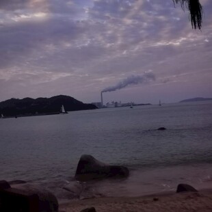 海边暮色下的宁静景致