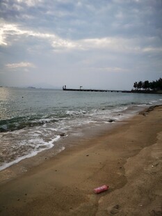 黄昏下的宁静海滩