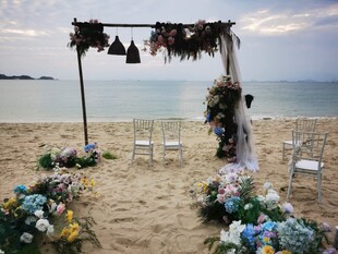 海边沙滩浪漫婚礼布置