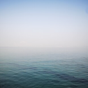 海面薄雾朦胧的静谧景象