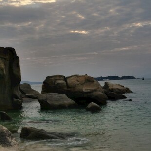 海边礁石与黄昏海景