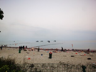 海滩上的休闲人群