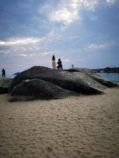 沙滩巨石上的休闲人群