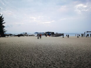 热闹海滩 众人悠闲漫步