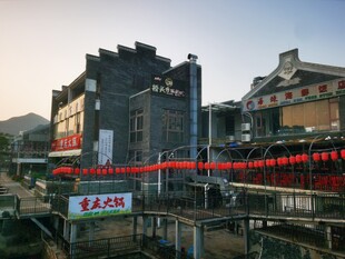 古村河畔的红灯笼景致