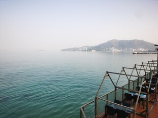 海上观景台远眺山海风光