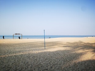 空旷沙滩与远处海景