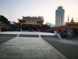 古寺广场与现代建筑相映