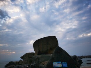 海边巨石与天空美景