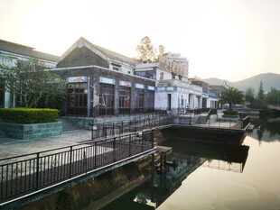 水边中式建筑景观