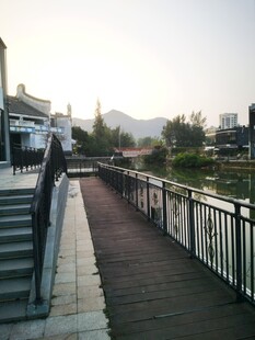 河畔木质步道风景