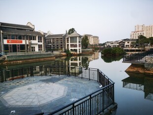 水乡小镇河畔建筑景观