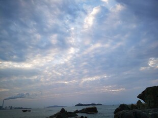 海边暮色天空与礁石景观