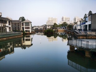 水乡河畔建筑倒影美景
