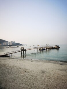 宁静海滨栈桥沙滩美景