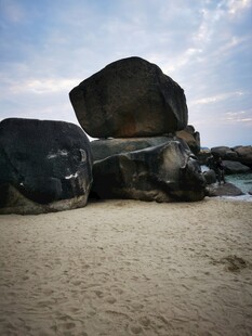 沙滩上的奇特巨石景观