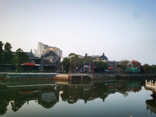 湖畔古建筑倒影美景