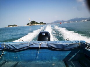 海上快艇破浪前行