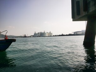 海上船只与远处建筑景观