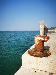 海边生锈系船柱