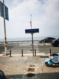 海边风光与停放的蓝色小车