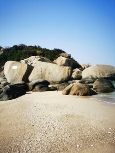 海边沙滩上的巨大岩石