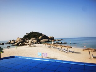 美丽海滨沙滩泳池景观