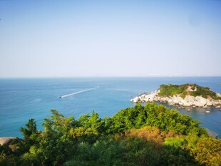 海岛风光 绿意与碧海相映