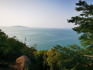 山海相依的秀丽自然景观