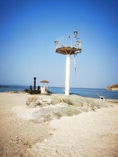 海边白色灯塔与开阔海景